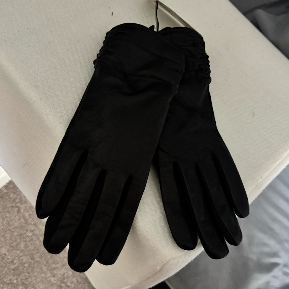Elegant black winter gloves